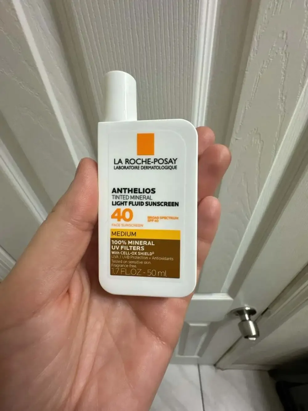 La Roche-Posay Anthelios Tinted Mineral Light Fluid Sunscreen SPF 40 Medium 1.7